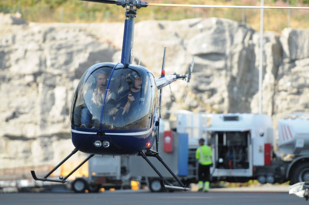 Våre fulltidsstudenter på kurset CPL(H) (kommersiell pilot), flyr 135 timer i løpet av det første året på skolen. Flygingen gjøres i et av våre Robinson R22 helikopter. I starten har du med deg en av våre erfarne instruktører, før du etterhvert får prøve deg på egenhånd, med din første solo flight. 